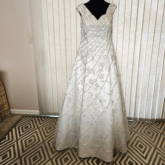 The Stephen Yearick White Silk Wedding Dress in size 10 - Picture 1 of 8
